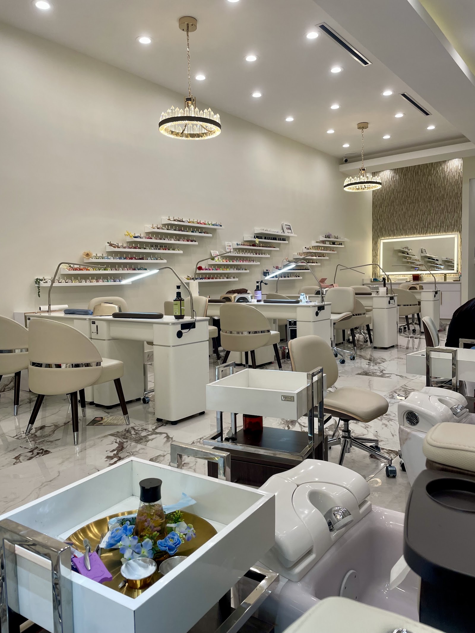 Unique Nails Spa logo
